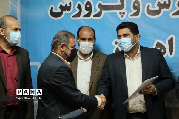 افتتاح نمایشگاه آثار هنری دانش‌آموزان و معلمان ناحیه چهار اهواز