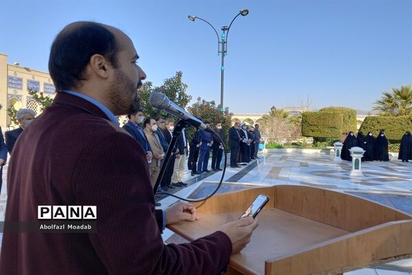غبارروبی مزار شهدا توسط معاونان پرورشی مدارس کاشمر