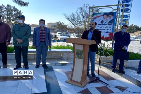 غبارروبی مزار شهدا توسط معاونان پرورشی مدارس کاشمر