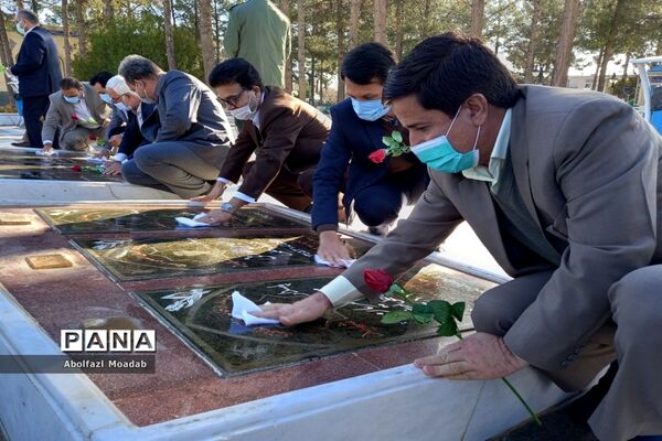 غبارروبی مزار شهدا توسط معاونان پرورشی مدارس کاشمر