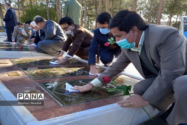 غبارروبی مزار شهدا توسط معاونان پرورشی مدارس کاشمر