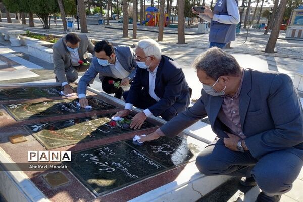 غبارروبی مزار شهدا توسط معاونان پرورشی مدارس کاشمر