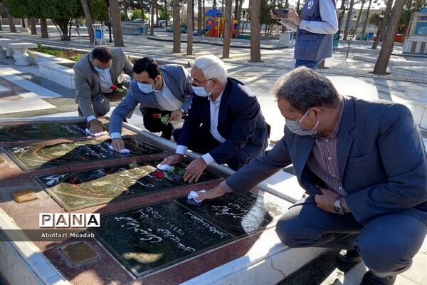 غبارروبی مزار شهدا توسط معاونان پرورشی مدارس کاشمر