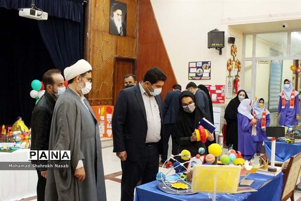 برپایی نمایشگاه دانش‌آموزی دست ساخته‌ها با مواد دور ریختنی در ناحیه 2 اهواز