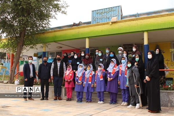 برپایی نمایشگاه دانش‌آموزی دست ساخته‌ها با مواد دور ریختنی در ناحیه 2 اهواز