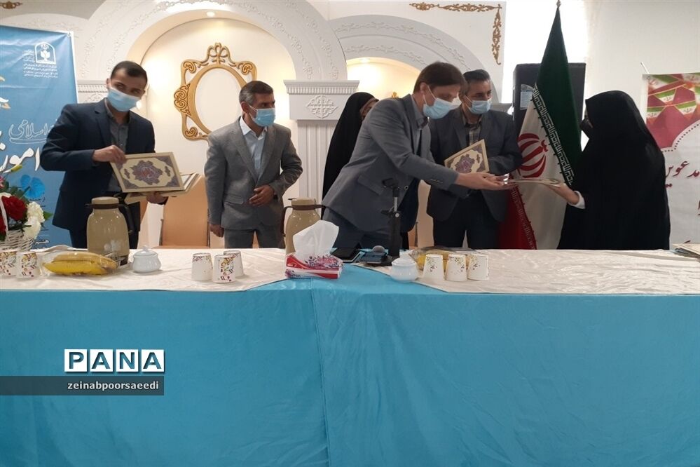 نشست صمیمی معاونان و مربیان پرورشی و مشاوران مدارس با مدیر آموزش و پرورش فیروزکوه
