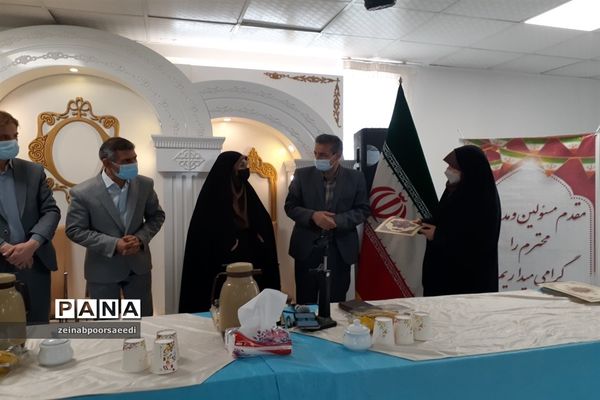 نشست صمیمی معاونان و مربیان پرورشی و مشاوران مدارس با مدیر آموزش و پرورش فیروزکوه