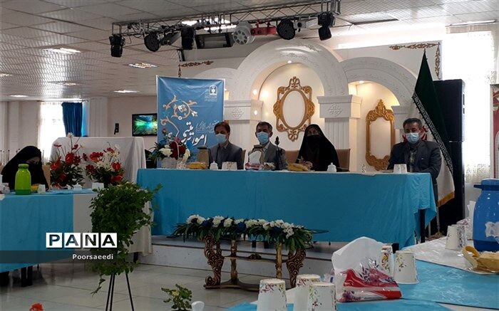 مربی پژوهنده هم منتقداست و هم از انتقاد دیگران بهره می‌گیرد