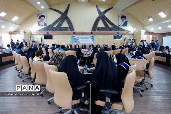 دیدار صمیمی  وزیر آموزش وپرورش با جمعی از تشکل های دانش آموزی آبادان