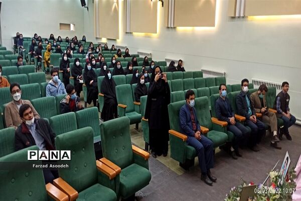 تقدیر از دانش‌آموزان برگزیده فرهنگی وهنری کاشمر