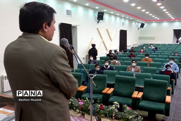 تقدیر از دانش‌آموزان برگزیده فرهنگی وهنری کاشمر