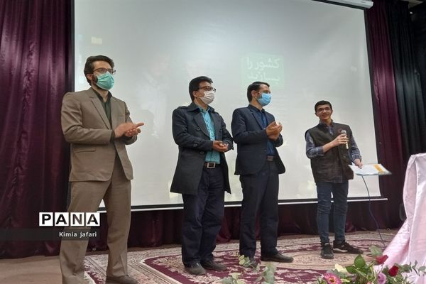 تقدیر از دانش‌آموزان برگزیده فرهنگی وهنری کاشمر