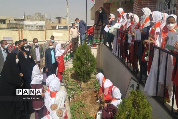کاشت نهال به یاد سردار شهید حاج قاسم سلیمانی در آموزشگاه دارابگرد