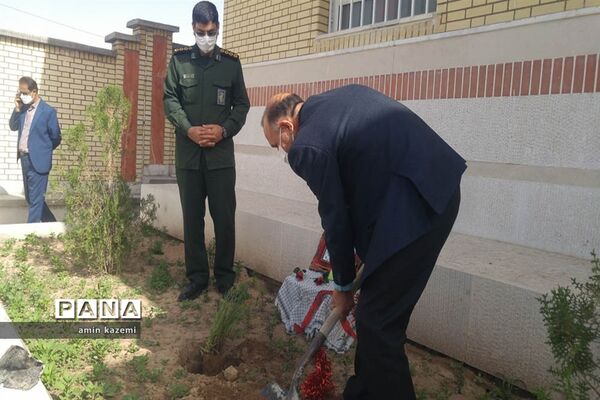 کاشت نهال به یاد سردار شهید حاج قاسم سلیمانی در آموزشگاه دارابگرد