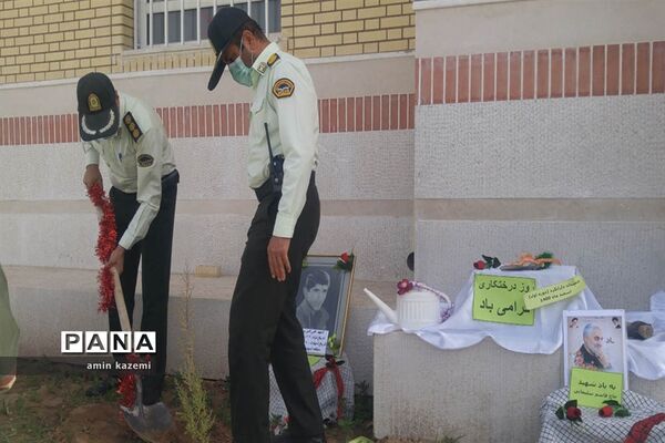 کاشت نهال به یاد سردار شهید حاج قاسم سلیمانی در آموزشگاه دارابگرد
