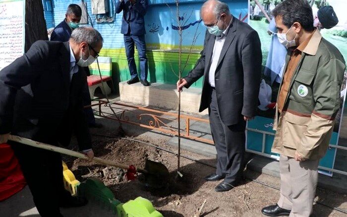 غرس یک اصله نهال توسط سرپرست آموزش و پرورش خراسان‌رضوی در یکی از مدارس مشهد