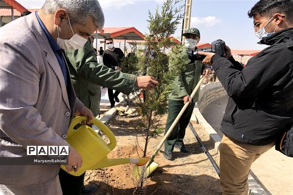 به نام هرشهید یک درخت در اردوگاه دانش‌آموزی بجنورد غرس شد