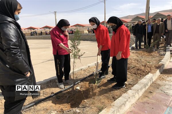 به نام هرشهید یک درخت در اردوگاه دانش‌آموزی بجنورد غرس شد