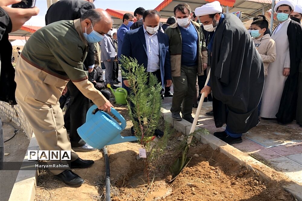 به نام هرشهید یک درخت در اردوگاه دانش‌آموزی بجنورد غرس شد