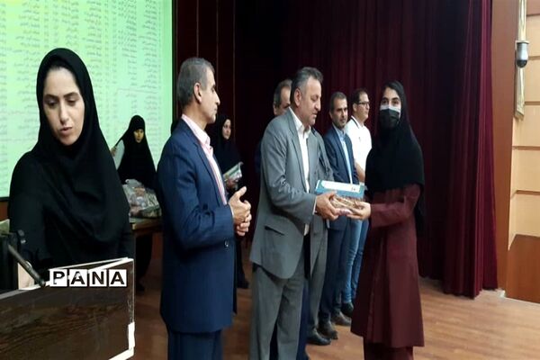 آیین تجلیل از افتخار آفرینان دبیرستان سمیه محمود‌آباد