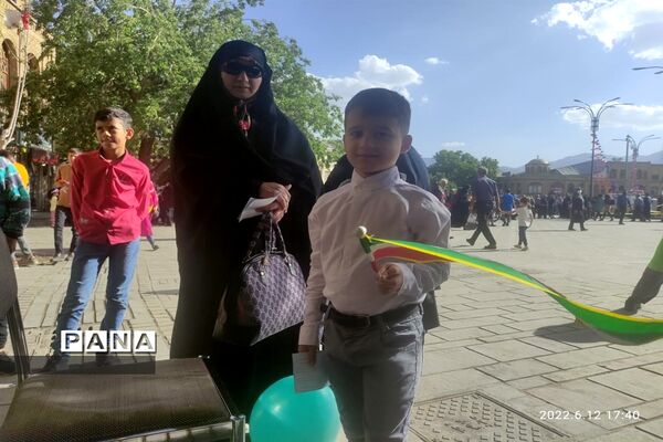 اجرای سرود سلام فرمانده در میدان امام خمینی همدان
