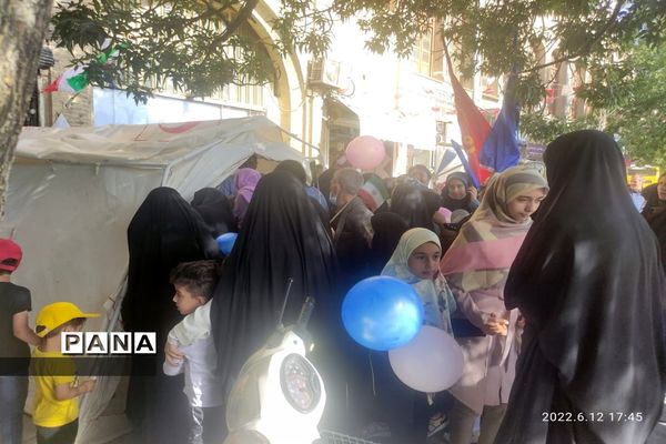 اجرای سرود سلام فرمانده در میدان امام خمینی همدان