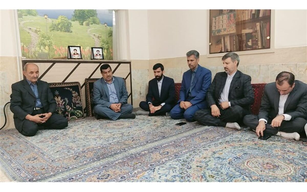 دیدار باقرزاده با خانواده شهیدان دانش آموزان محمود و علیرضا آبیز در زاهدان