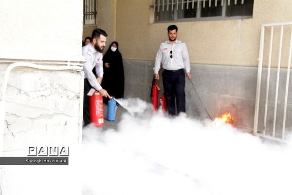 برگزاری کارگاه آموزشی و عملی اطفاء حریق در آموزش و پرورش منطقه ۱۳ تهران
