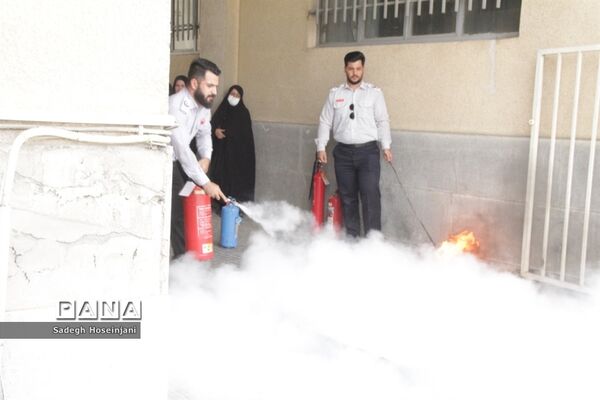 برگزاری کارگاه آموزشی و عملی اطفاء حریق در آموزش و پرورش منطقه ۱۳ تهران
