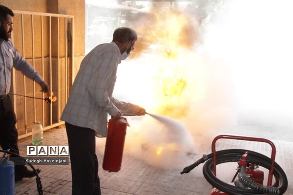 برگزاری کارگاه آموزشی و عملی اطفاء حریق در آموزش و پرورش منطقه ۱۳ تهران