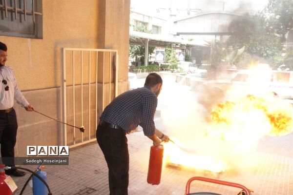 برگزاری کارگاه آموزشی و عملی اطفاء حریق در آموزش و پرورش منطقه ۱۳ تهران