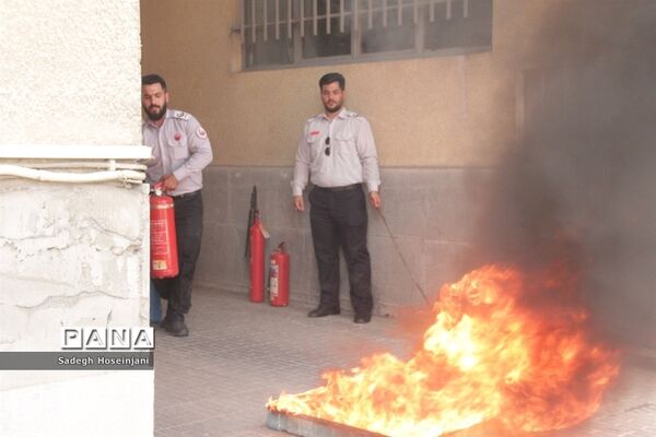 برگزاری کارگاه آموزشی و عملی اطفاء حریق در آموزش و پرورش منطقه ۱۳ تهران