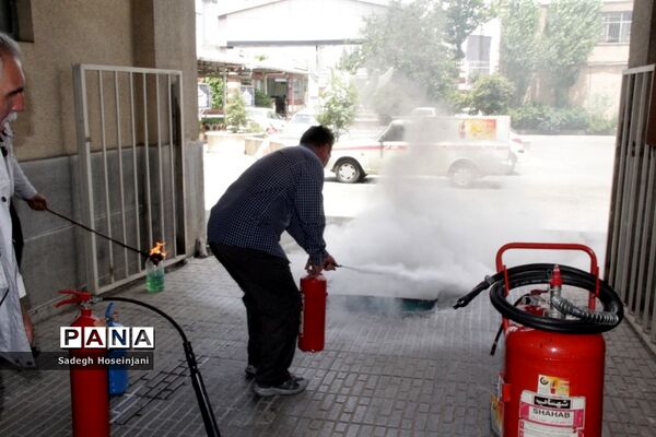 برگزاری کارگاه آموزشی و عملی اطفاء حریق در آموزش و پرورش منطقه ۱۳ تهران