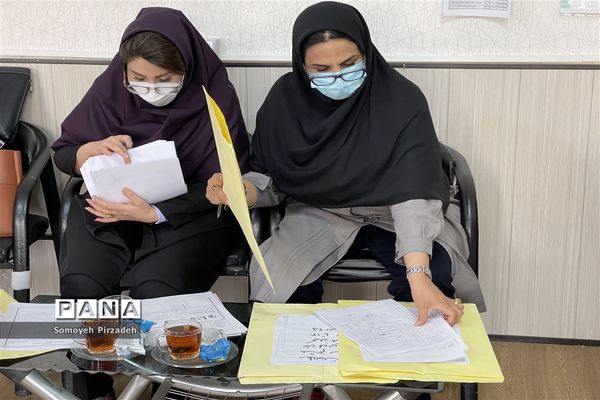 بازدید، نقد و بررسی اوراق امتحانی در مدارس ناحیه یک اهواز