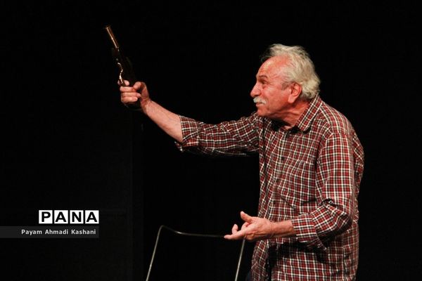 اجرای نمایش «در گوش سالمم زمزمه کن»