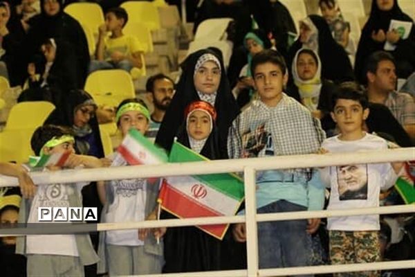 همخوانی سرود سلام فرمانده ورزشگاه امیرکبیر کاشان توسط دهه نودی‌ها