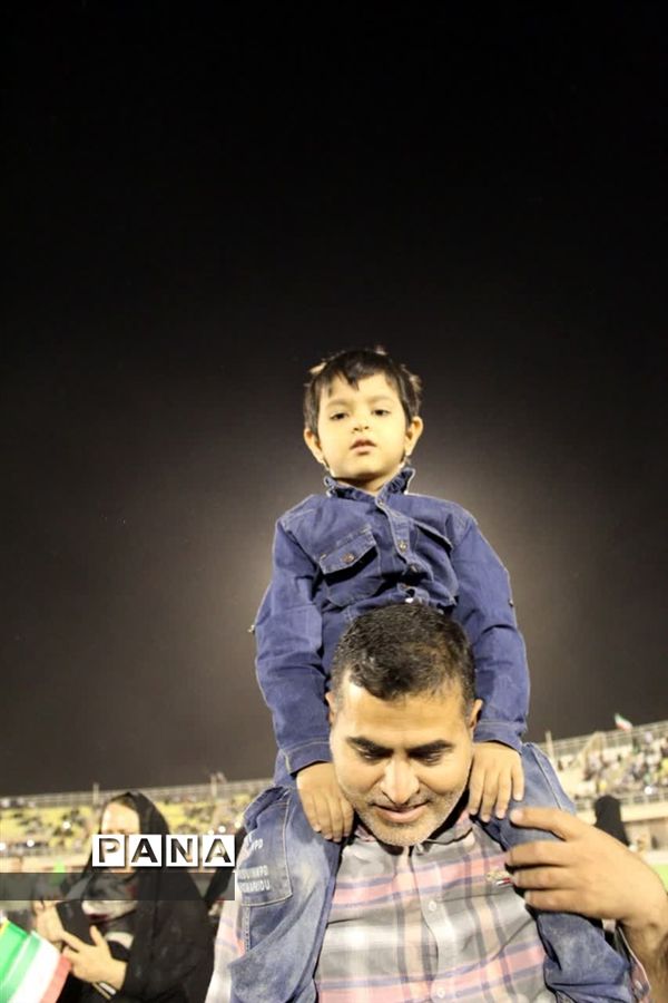 همخوانی سرود سلام فرمانده ورزشگاه امیرکبیر کاشان توسط دهه نودی‌ها