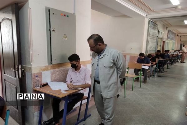 بازدید مدیرکل آموزش و پرورش قم از حوزه‌های امتحان ورودی تیزهوشان