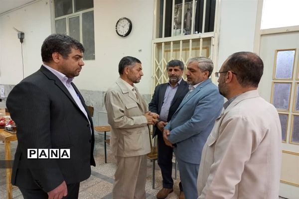 بازدید مدیرکل آموزش و پرورش قم از حوزه‌های امتحان ورودی تیزهوشان