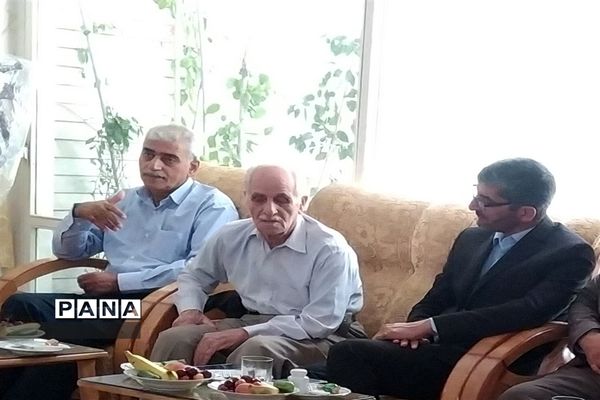 دیدار مدیر سازمان دانش‌آموزی استان اصفهان با خانواده شهید محمد نساجی