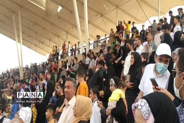 اجرای همگانی سرود سلام فرمانده در زاهدان