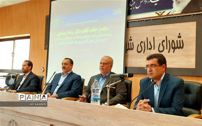 مدیران، فرماندهان تعلیم و تربیت در مدارس هستند و باید تقویت شوند