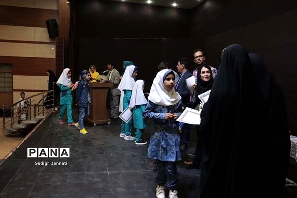 آیین تقدیر از برگزیدگان جشنواره فرهنگی هنری فردا درآباده