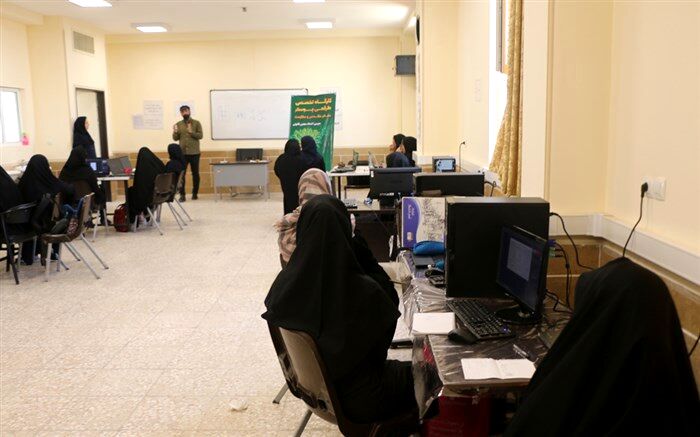 برگزاری کارگاه تخصصی طراحی پوستر در هنرستان شهید هندویان قم