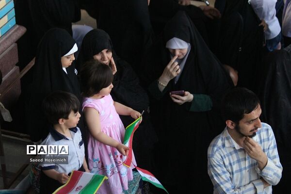 اجتماع هزاران نفری سرود سلام فرمانده در مسجد جمکران -2