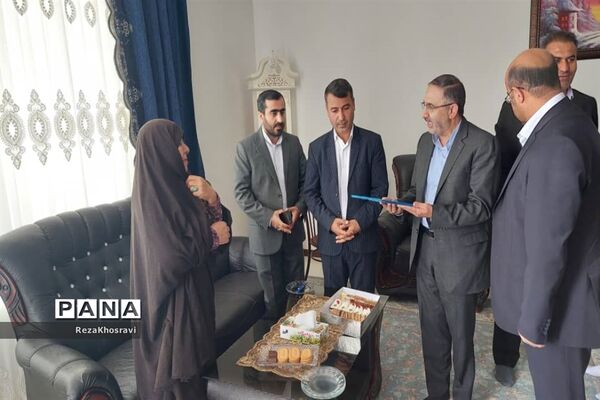 دیدار معاون پارلمانی وزارت آموزش و پرورش با مادر شهید دانش‌آموز شیروانی