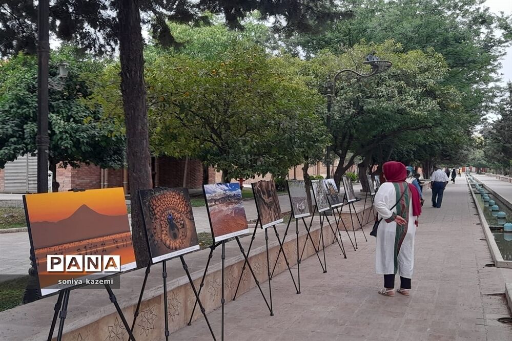 نمایشگاه عکس خیابانی در ساری