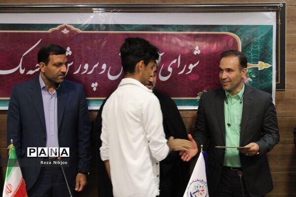 تقدیر ازدانش‌پژوهان برتر شهرستان بهارستان