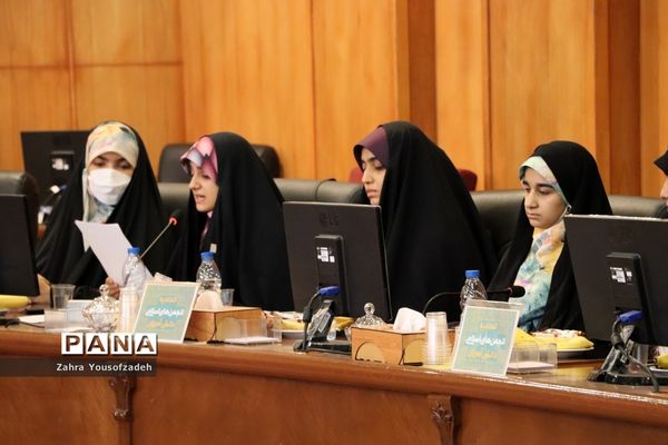 دیدار وزیر آموزش و پرورش با نمایندگان تشکل‌های دانش‌آموزی استان فارس