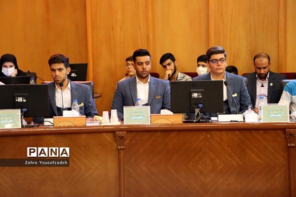 دیدار وزیر آموزش و پرورش با نمایندگان تشکل‌های دانش‌آموزی استان فارس